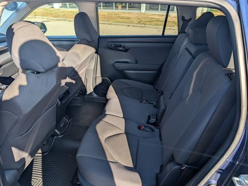 Used 2024 Toyota Highlander LE image 16