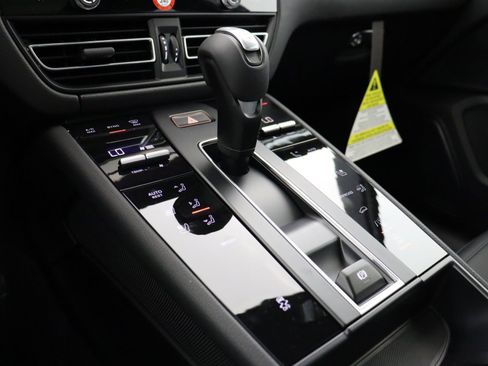 Certified 2025 Porsche Macan AWD/4WD image 20