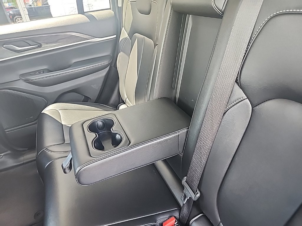 Used 2023 Jeep Grand Cherokee Limited AWD/4WD image 22