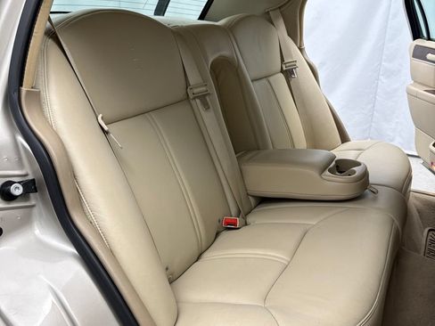 Used 2008 Lincoln Town Car Signature Limited RWD image 30