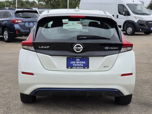 Used 2018 Nissan Leaf SV w/ SV Technology Package FWD image 8