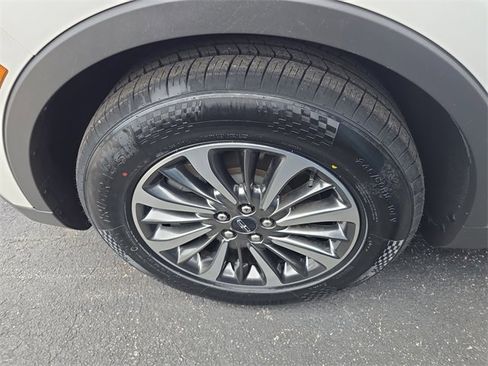 Used 2023 Lincoln Nautilus FWD image 7