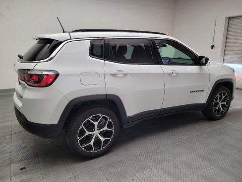 Used 2024 Jeep Compass Latitude image 10