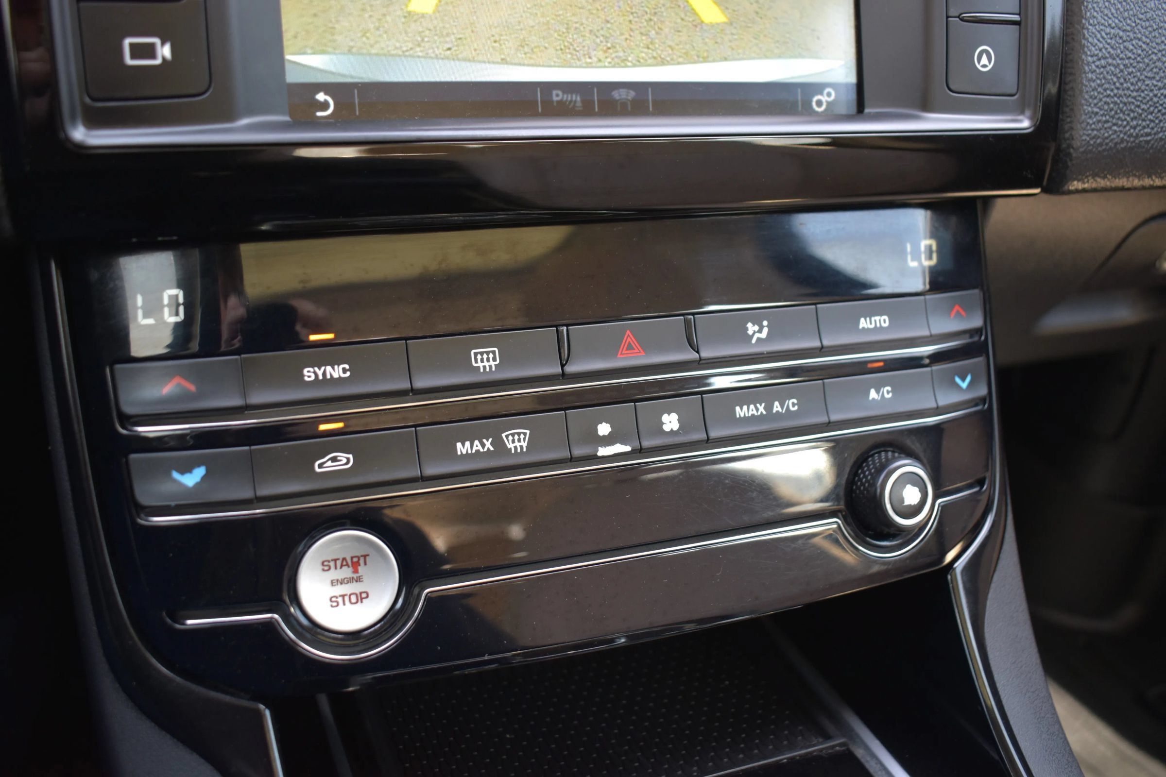 Used 2017 Jaguar XE Premium RWD image 67
