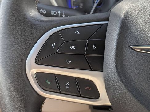 Used 2023 Chrysler Pacifica Touring-L FWD image 16