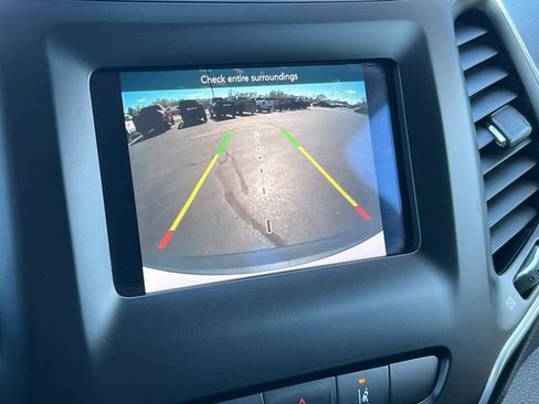 Used 2021 Jeep Cherokee Latitude Plus AWD/4WD image 23