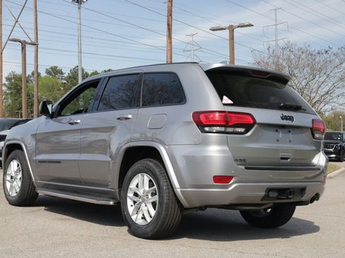 Used 2017 Jeep Grand Cherokee Altitude image 3
