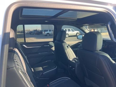 Used 2025 GMC Acadia Denali w/ Super Cruise Package image 11