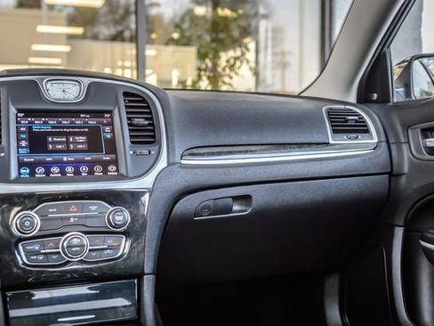 Used 2020 Chrysler 300 Limited image 36