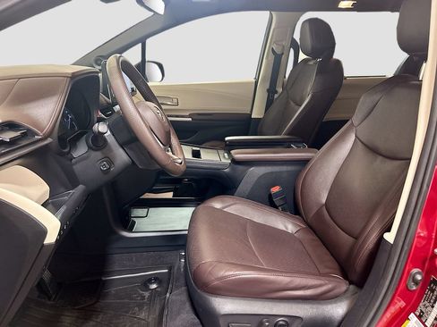 Used 2023 Toyota Sienna Platinum FWD image 20