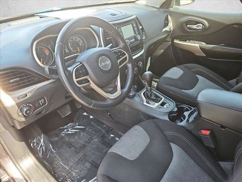 Used 2018 Jeep Cherokee Latitude w/ Altitude Package AWD/4WD image 12