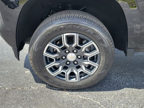 Used 2023 Chevrolet Colorado LT w/ LT Convenience Package II image 5