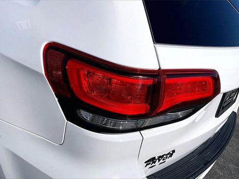 Used 2020 Jeep Grand Cherokee Altitude image 23