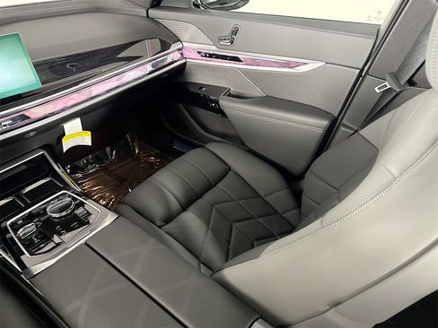 New 2026 BMW 750e xDrive image 25