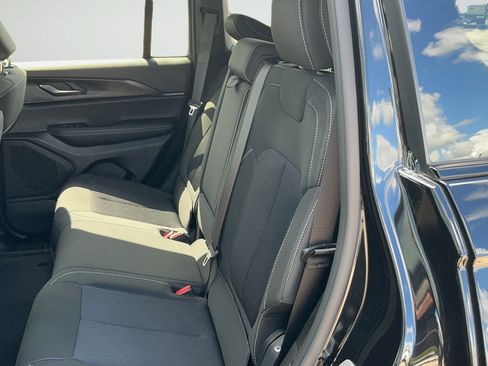 Used 2025 Jeep Grand Cherokee Laredo X RWD image 19