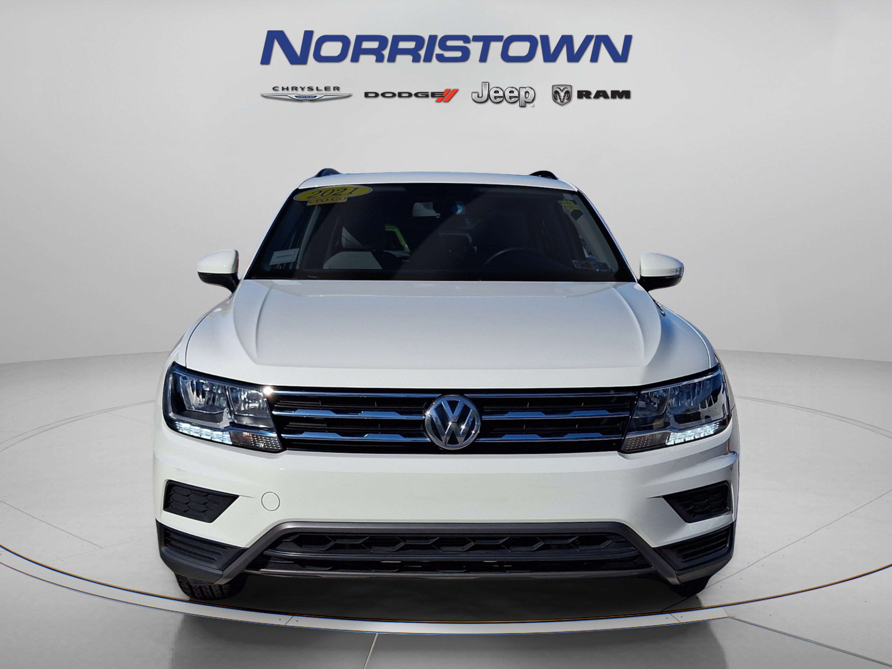 Used 2021 Volkswagen Tiguan SE w/ Panoramic Sunroof Package AWD/4WD image 2