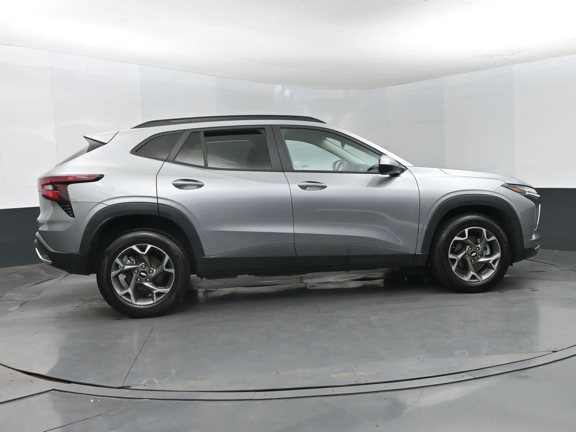 Used 2025 Chevrolet Trax LT w/ LT Convenience Package FWD image 4