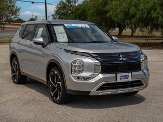 Used 2024 Mitsubishi Outlander SE image 1