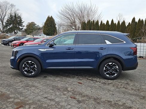Certified 2025 Kia Sorento S w/ Panoramic Sunroof Package image 4