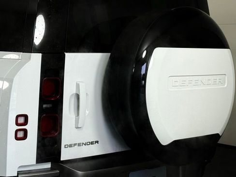 New 2025 Land Rover Defender 110 X-Dynamic SE image 17