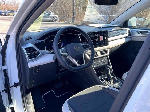 New 2026 Volkswagen Taos SE image 9