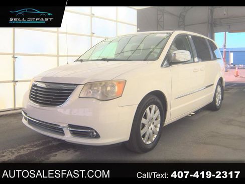 Used 2013 Chrysler Town & Country Touring FWD image 1