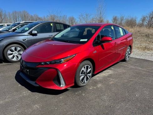 Used 2018 Toyota Prius Prime Premium image 3