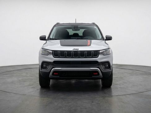 Used 2025 Jeep Compass Trailhawk image 2