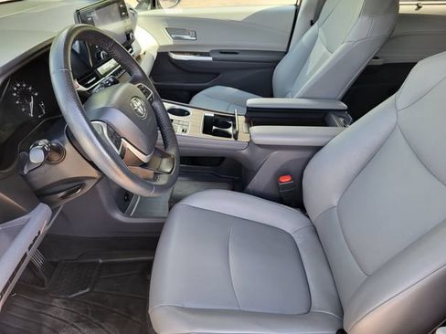 Used 2023 Toyota Sienna XLE FWD image 12
