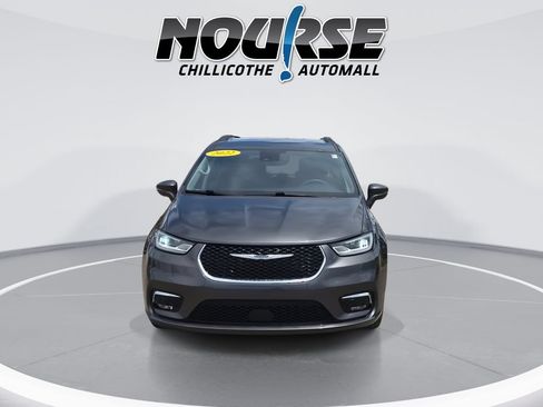 Used 2022 Chrysler Pacifica Touring-L FWD image 3