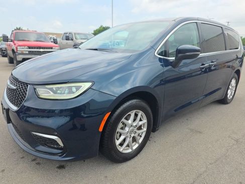 Used 2023 Chrysler Pacifica Touring-L FWD image 1