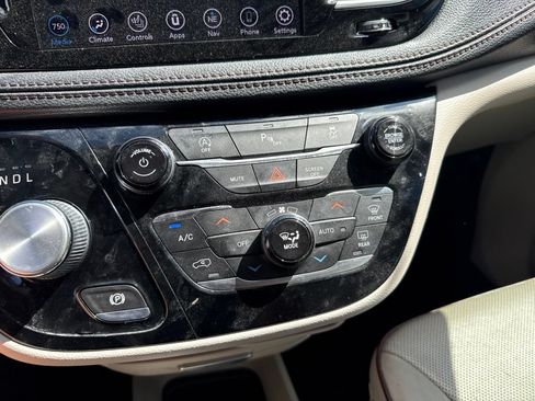 Used 2020 Chrysler Pacifica Limited FWD image 19