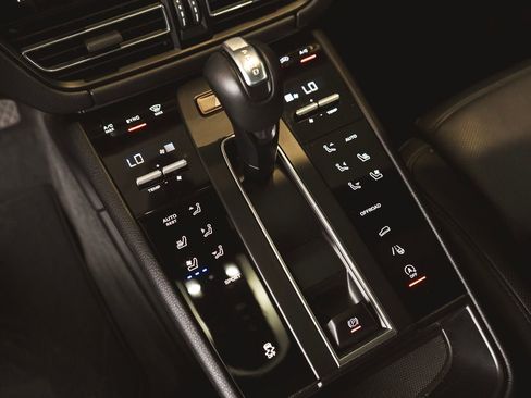 Used 2025 Porsche Macan image 28