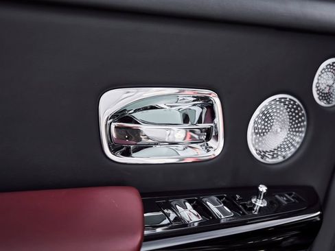 Used 2024 Rolls-Royce Phantom Sedan RWD image 46