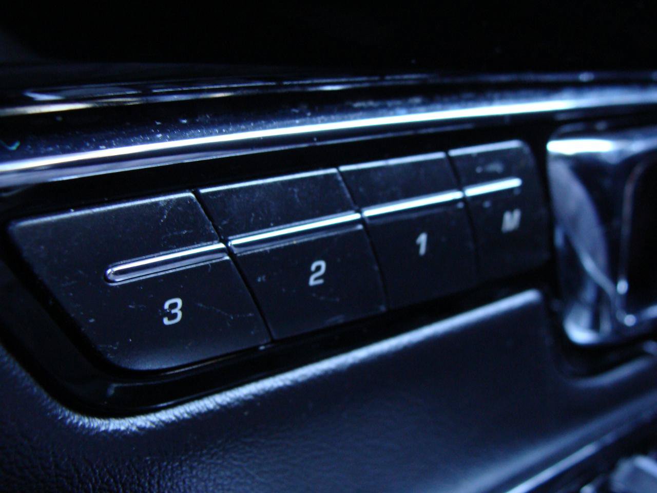 Used 2014 Jaguar XJ R RWD image 33