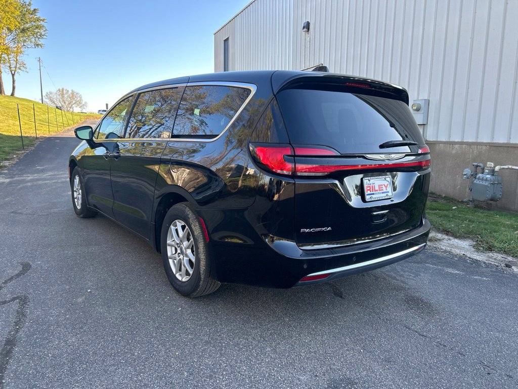 Used 2024 Chrysler Pacifica Touring-L FWD image 8