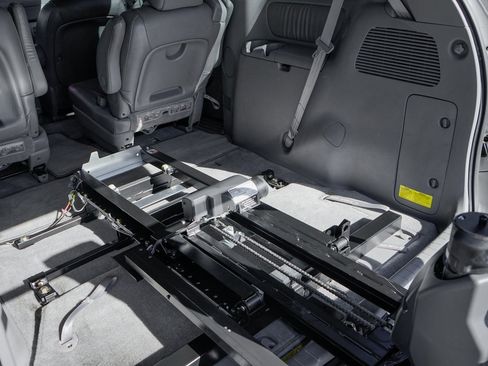 Used 2007 Toyota Sienna XLE image 11