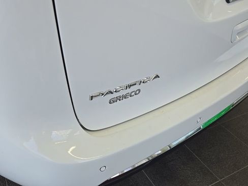 Used 2024 Chrysler Pacifica Touring-L FWD image 11