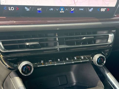 Used 2025 Chevrolet Traverse Z71 AWD/4WD image 32