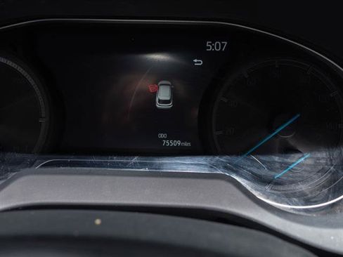 Used 2022 Toyota Venza Limited image 3