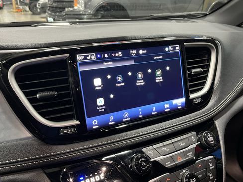 Used 2024 Chrysler Pacifica Select image 23