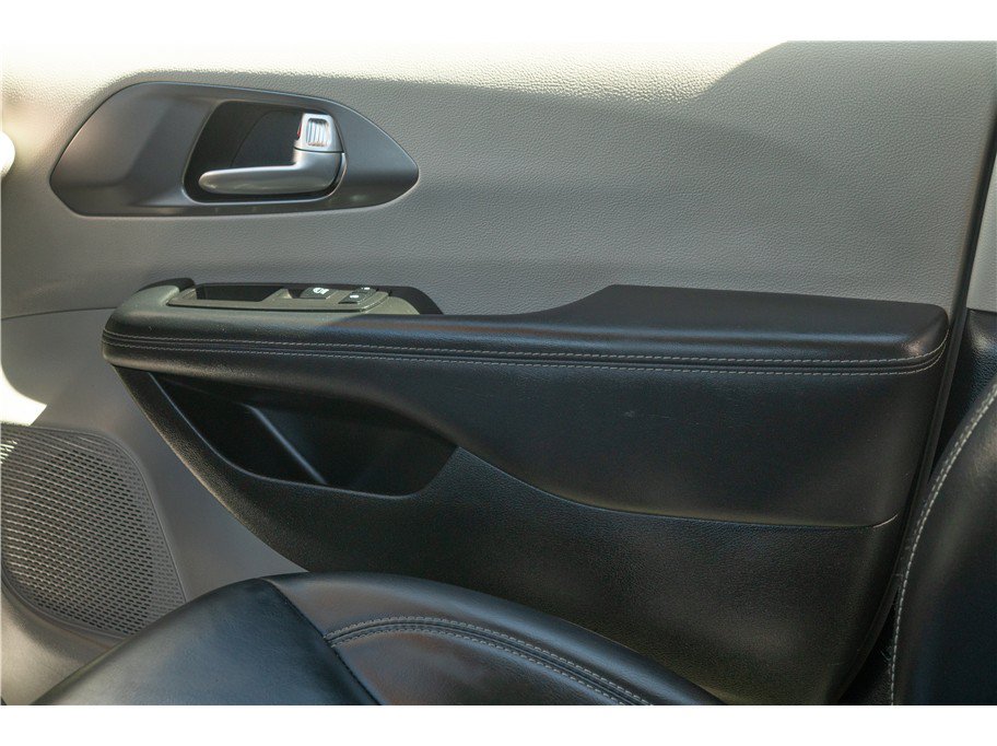 Used 2023 Chrysler Pacifica Touring-L FWD image 17
