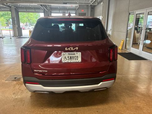 Certified 2024 Kia Sorento LX FWD image 5