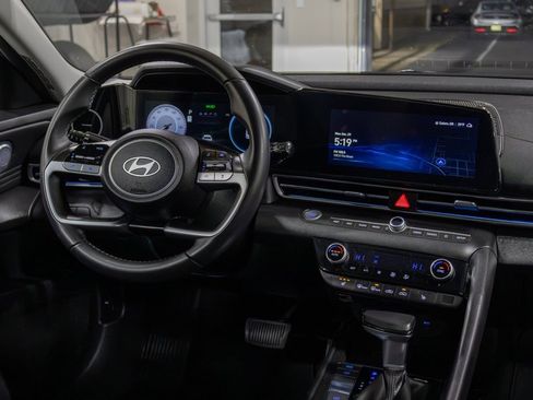 Certified 2025 Hyundai Elantra Limited image 11