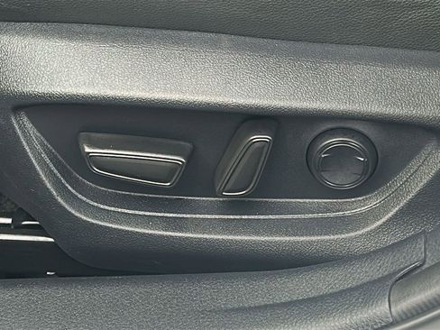 Used 2025 Toyota Camry SE w/ Convenience Package image 31