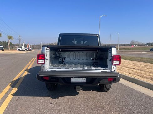 Used 2024 Jeep Gladiator Sport image 8