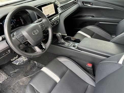 Used 2025 Toyota Camry SE image 10