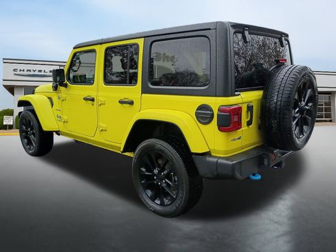Used 2022 Jeep Wrangler Unlimited Sahara w/ Cold Weather Group image 3