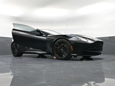 Used 2025 Aston Martin DB12 Coupe RWD image 35