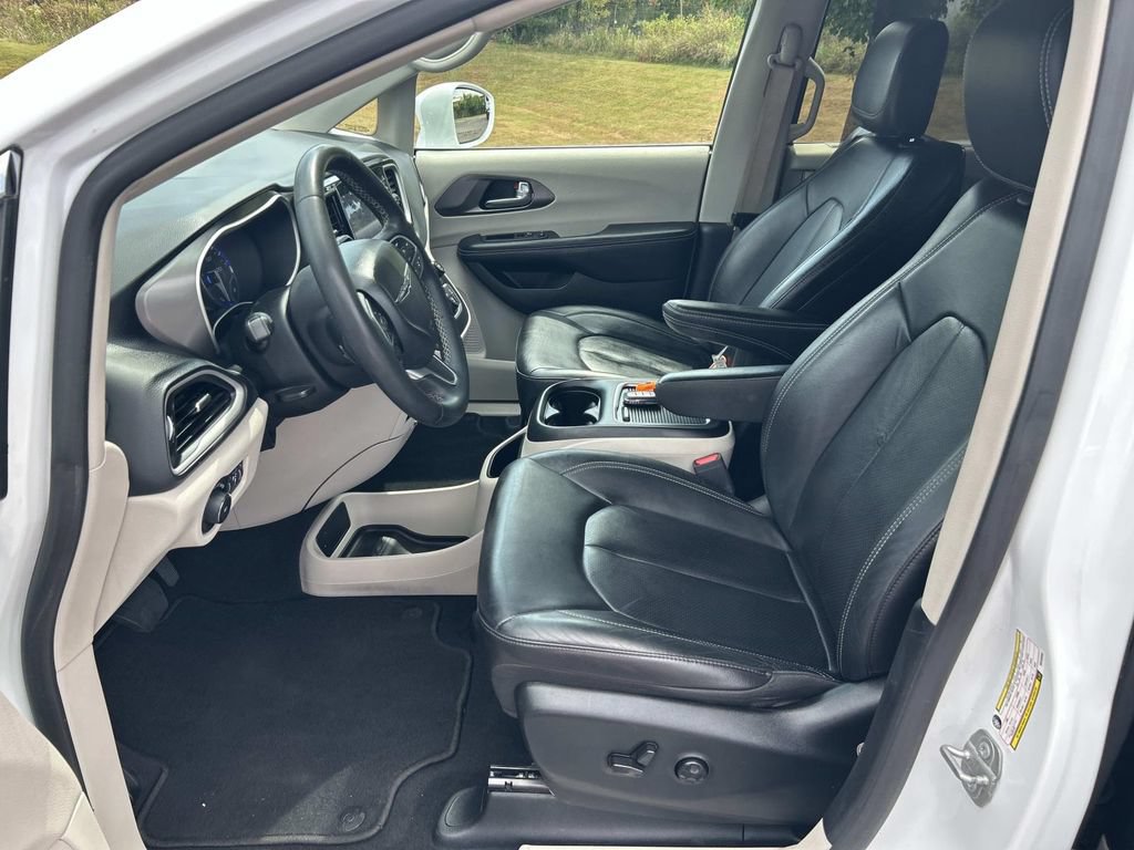 Used 2022 Chrysler Pacifica Touring-L FWD image 28